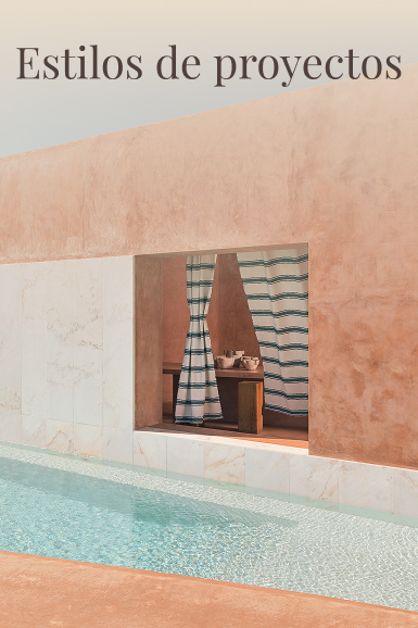 Espacio exterior con piscina y arquitectura en tonos tierra, estilo mediterráneo