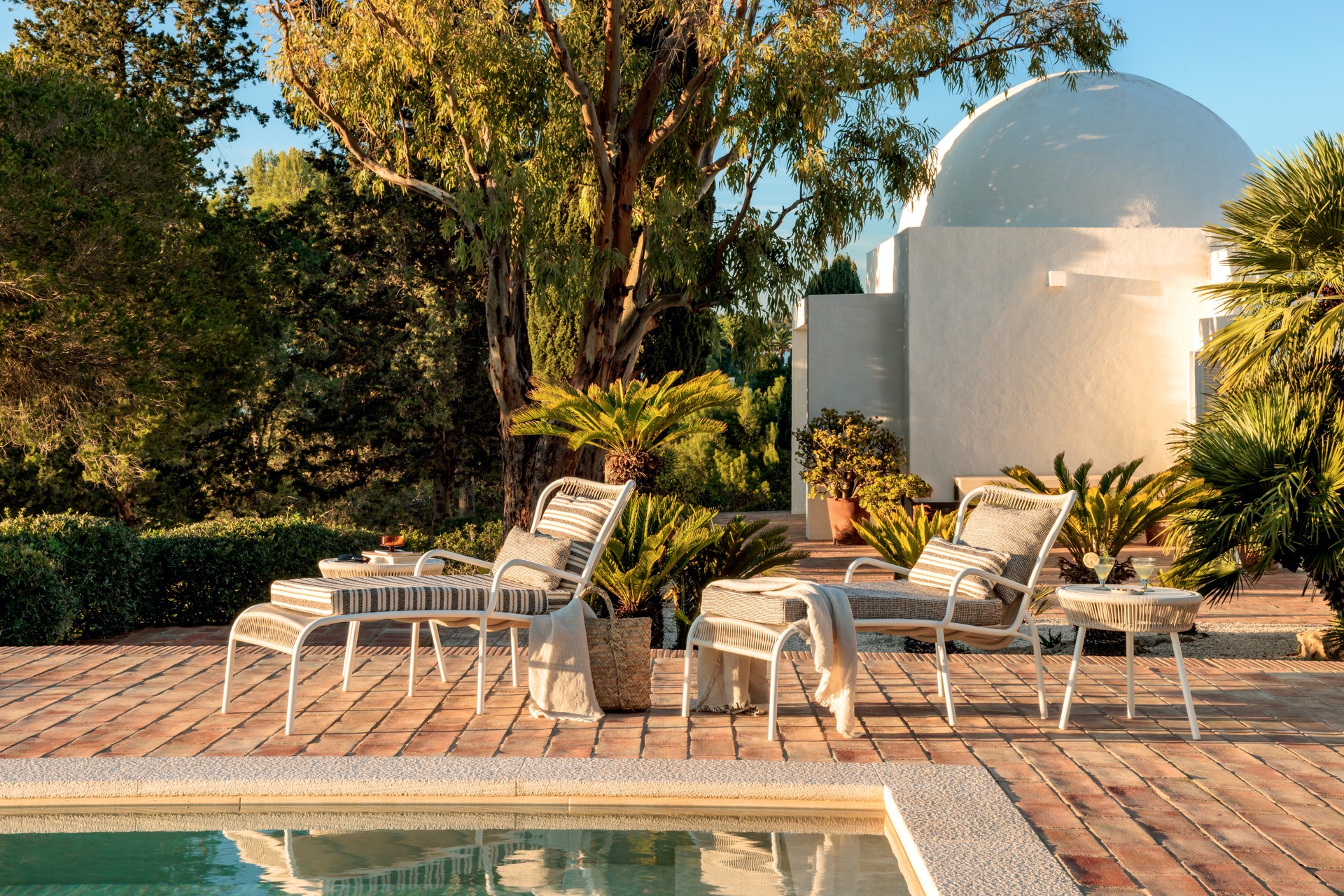 cote-d-azur-terrace-rattan-poolbed-sea-breeze-jeske-interiors
