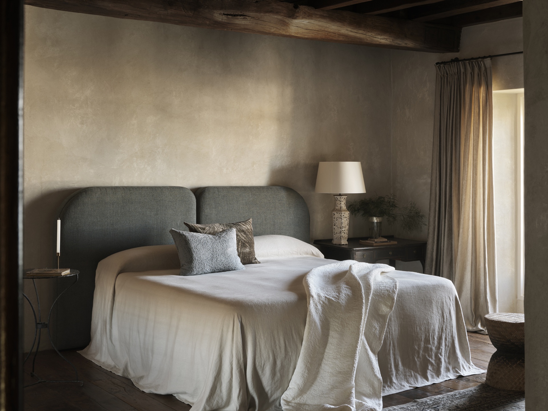 mediterranean-finca-master-bedroom-plaster-warm-wood-mallorca