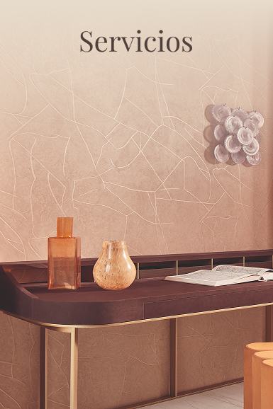 Mueble decorativo con objetos de diseño y pared texturizada en tonos cálidos